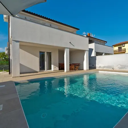 Luka With Private Pool Near Vila