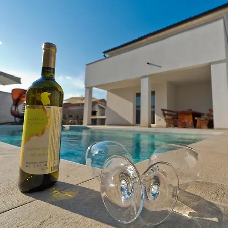 Luka With Private Pool Near Pula