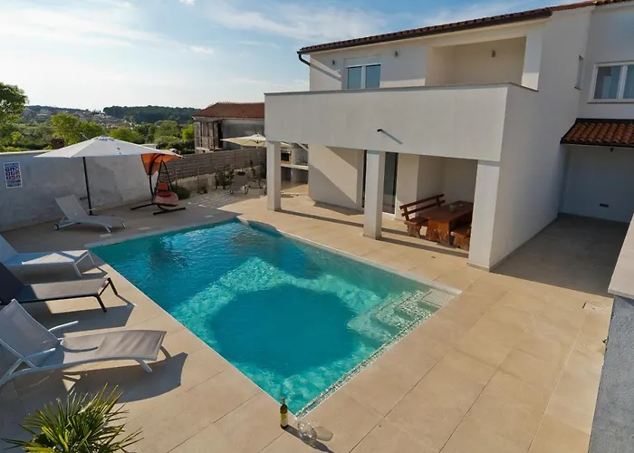 Luka With Private Pool Near Vila