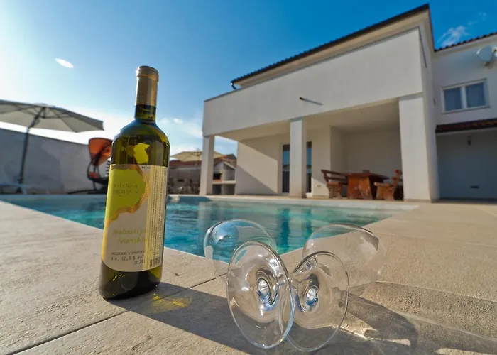 Luka With Private Pool Near Pula