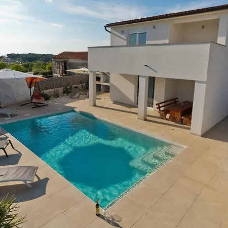 Luka With Private Pool Near 빌라