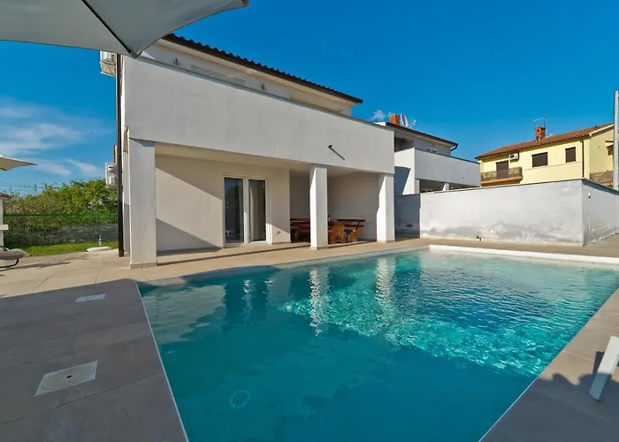 Luka With Private Pool Near 빌라