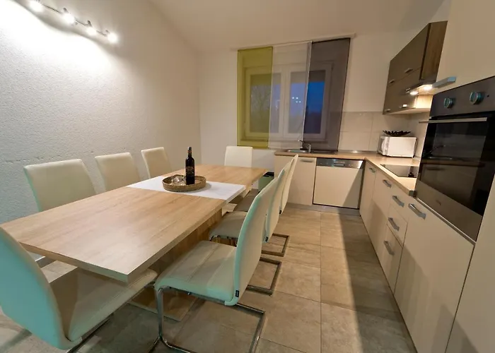 Luka With Private Pool Near 풀라