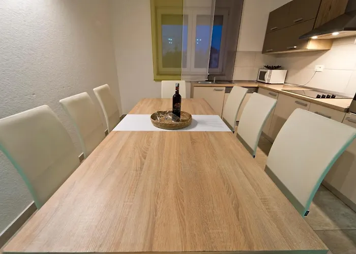 Luka With Private Pool Near 풀라