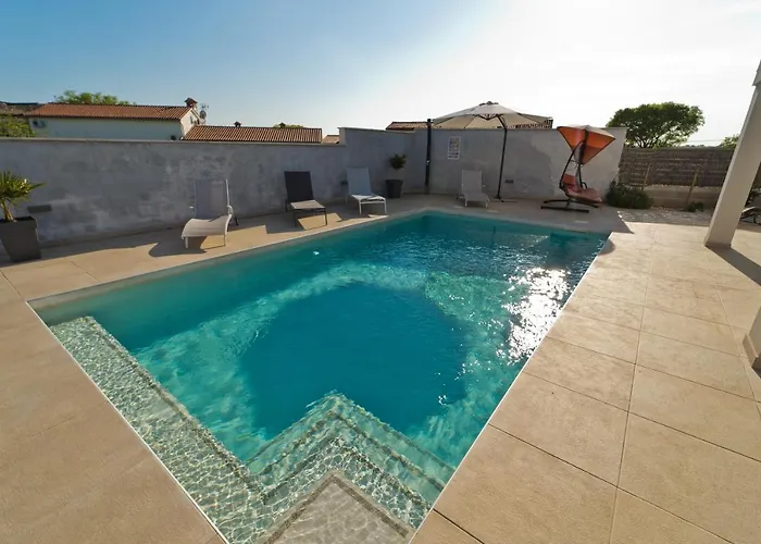 Luka With Private Pool Near 풀라