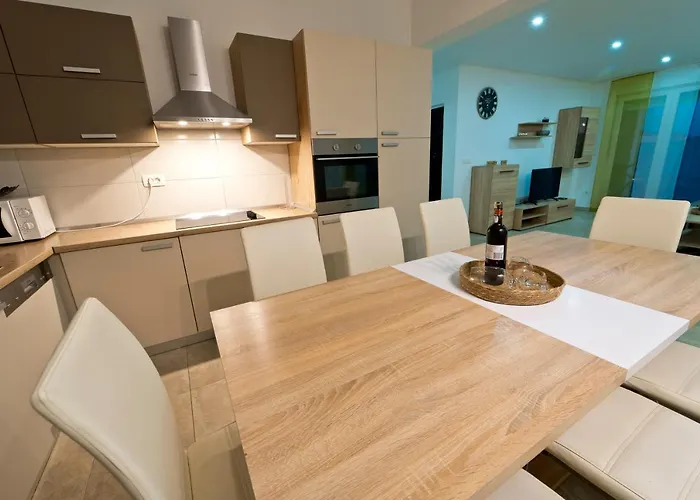 Luka With Private Pool Near 빌라